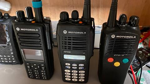 摩托羅拉GP338對講機MDC1200信令與森?？怂?800通信的軟件設計方案